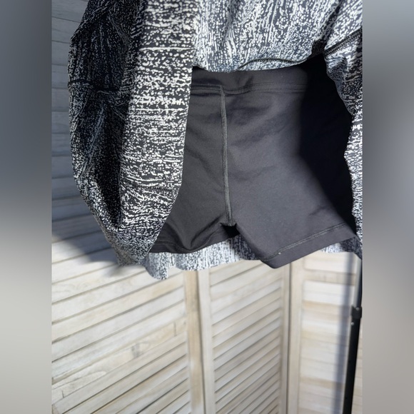 Lululemon Lost In Pace Skirt Size 8 Air Time White Black Athletic Skort - Picture 4 of 5